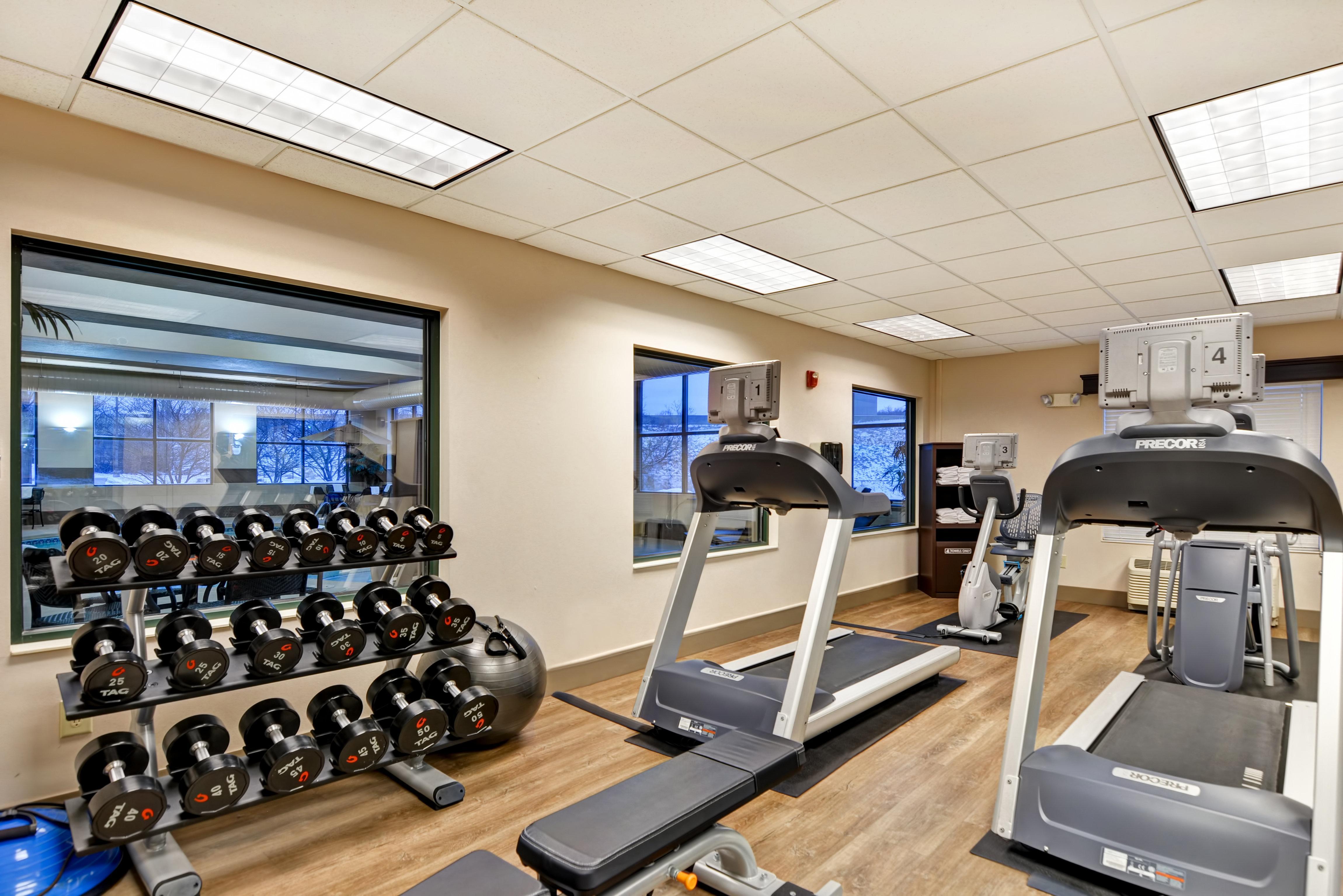 Holiday Inn Express Hotel & Suites Milwaukee-New Berlin By Ihg Exterior photo
