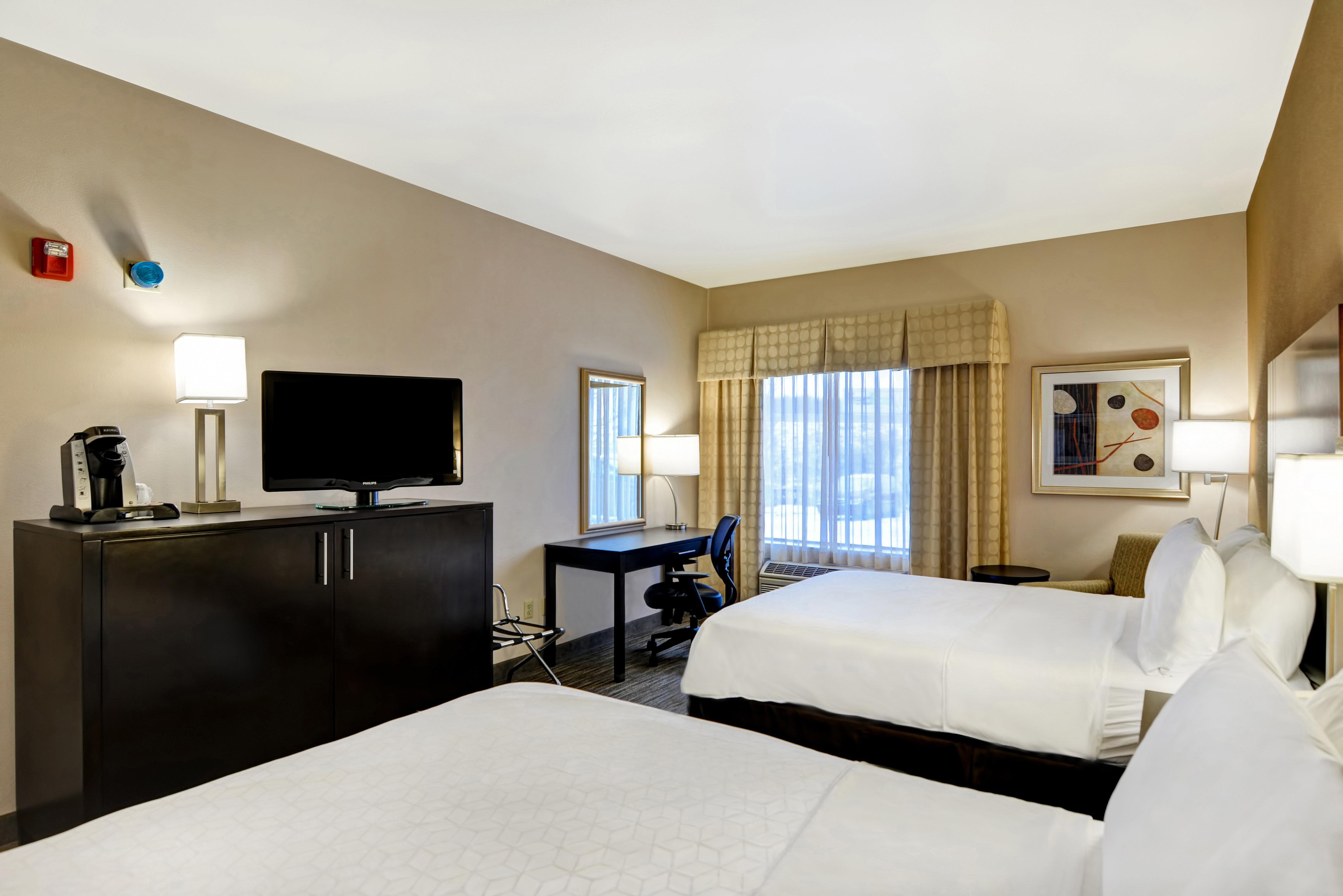 Holiday Inn Express Hotel & Suites Milwaukee-New Berlin By Ihg Exterior photo