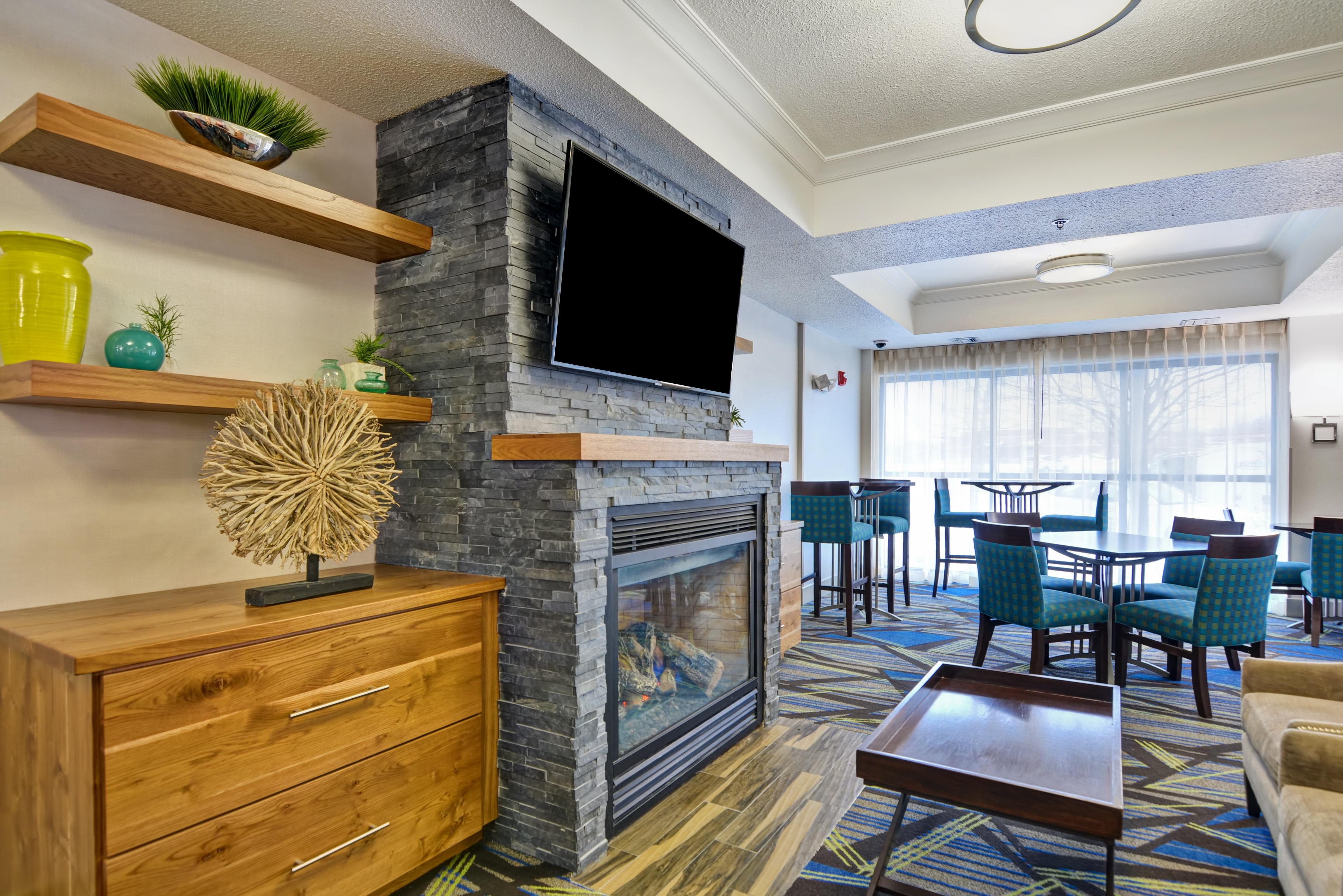 Holiday Inn Express Hotel & Suites Milwaukee-New Berlin By Ihg Exterior photo