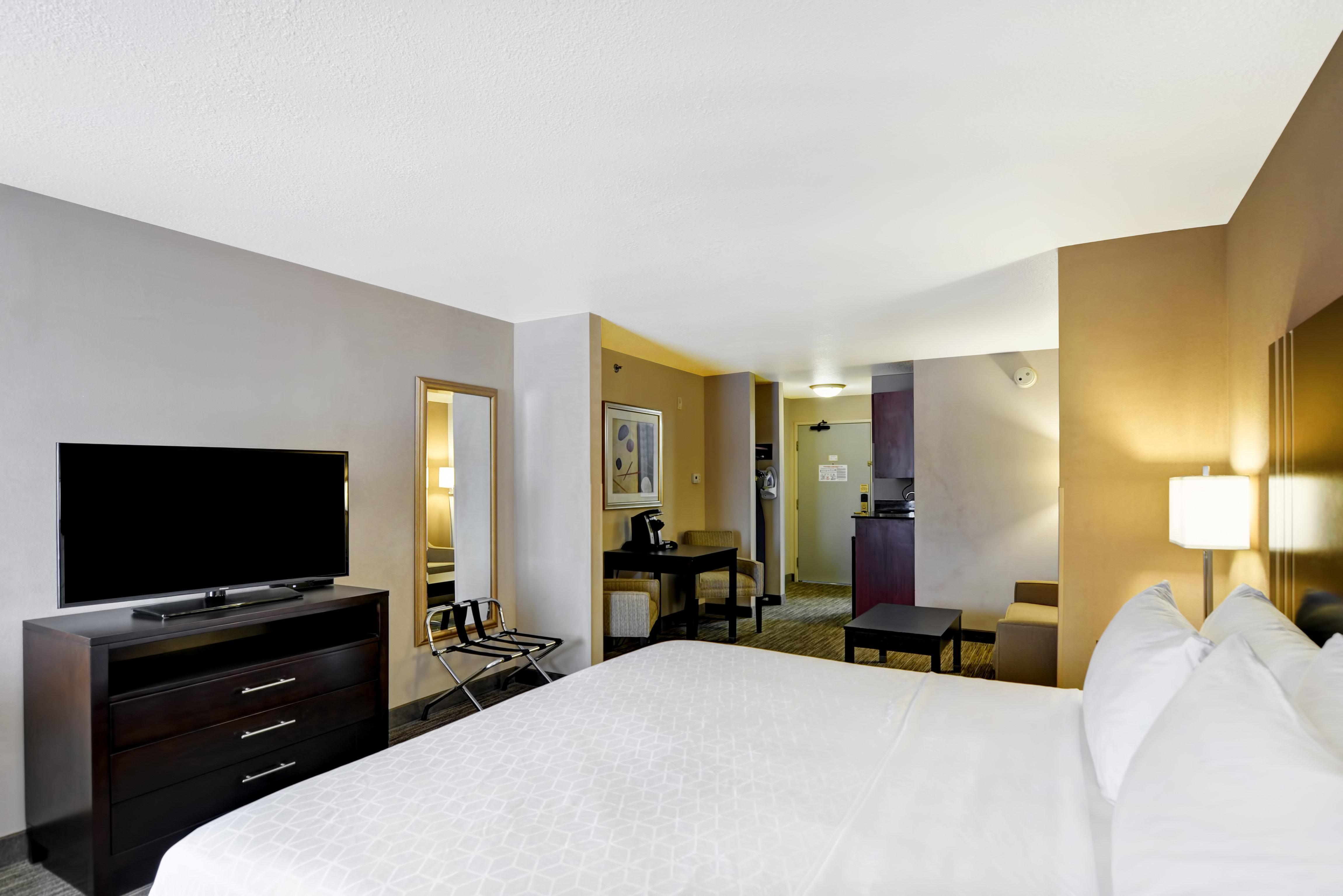 Holiday Inn Express Hotel & Suites Milwaukee-New Berlin, An Ihg Hotel Exterior photo