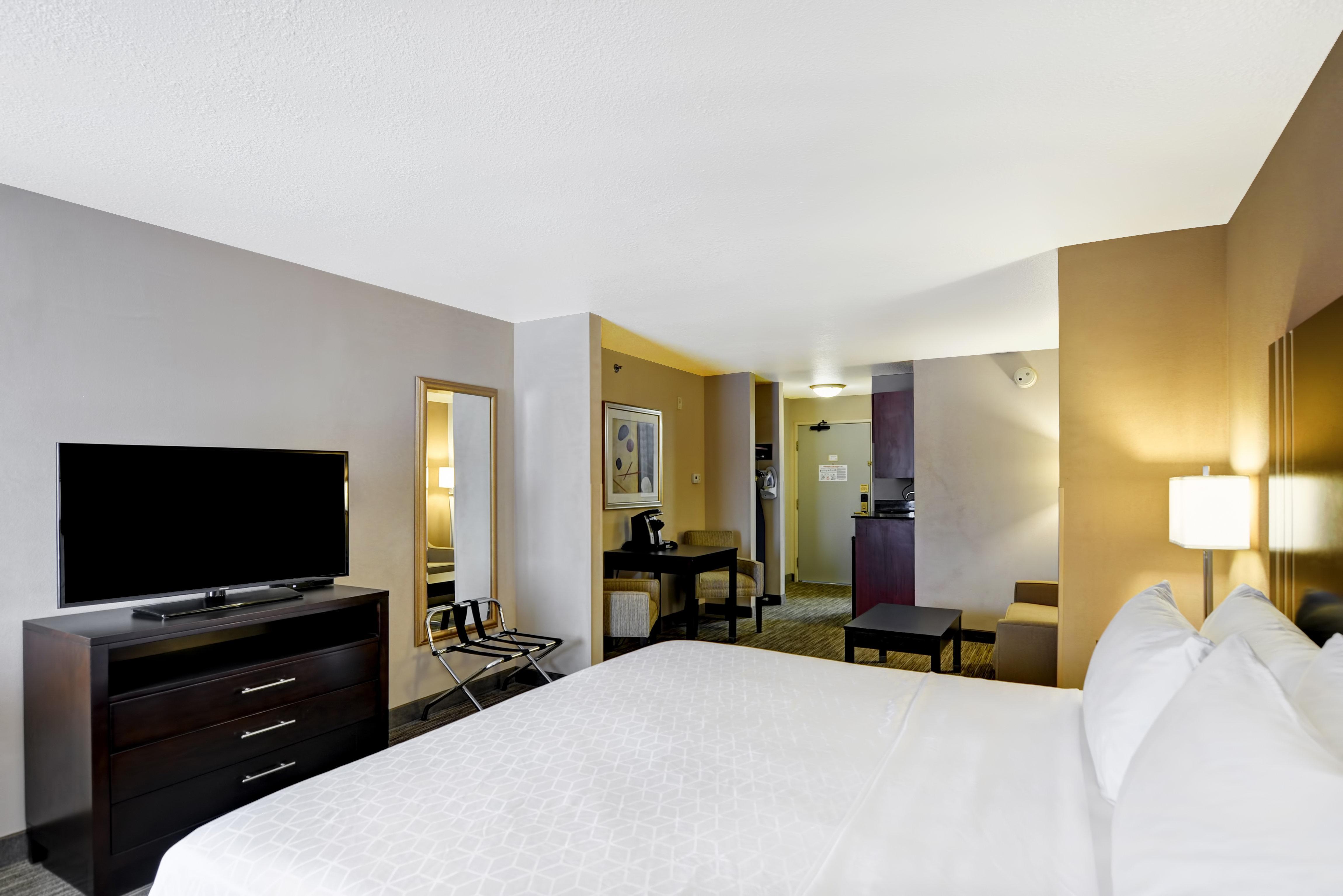 Holiday Inn Express Hotel & Suites Milwaukee-New Berlin By Ihg Exterior photo