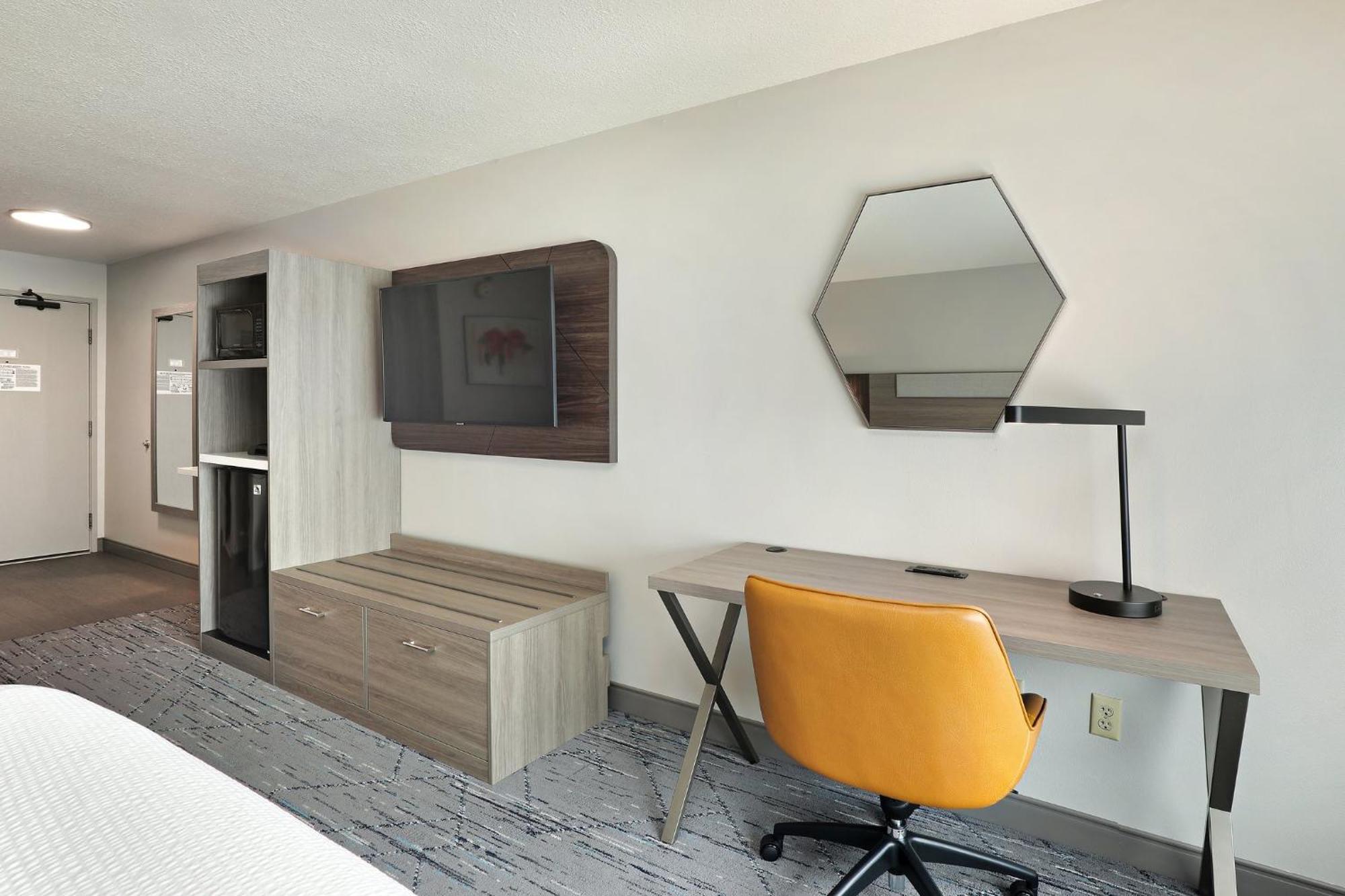 Holiday Inn Express Hotel & Suites Milwaukee-New Berlin By Ihg Exterior photo