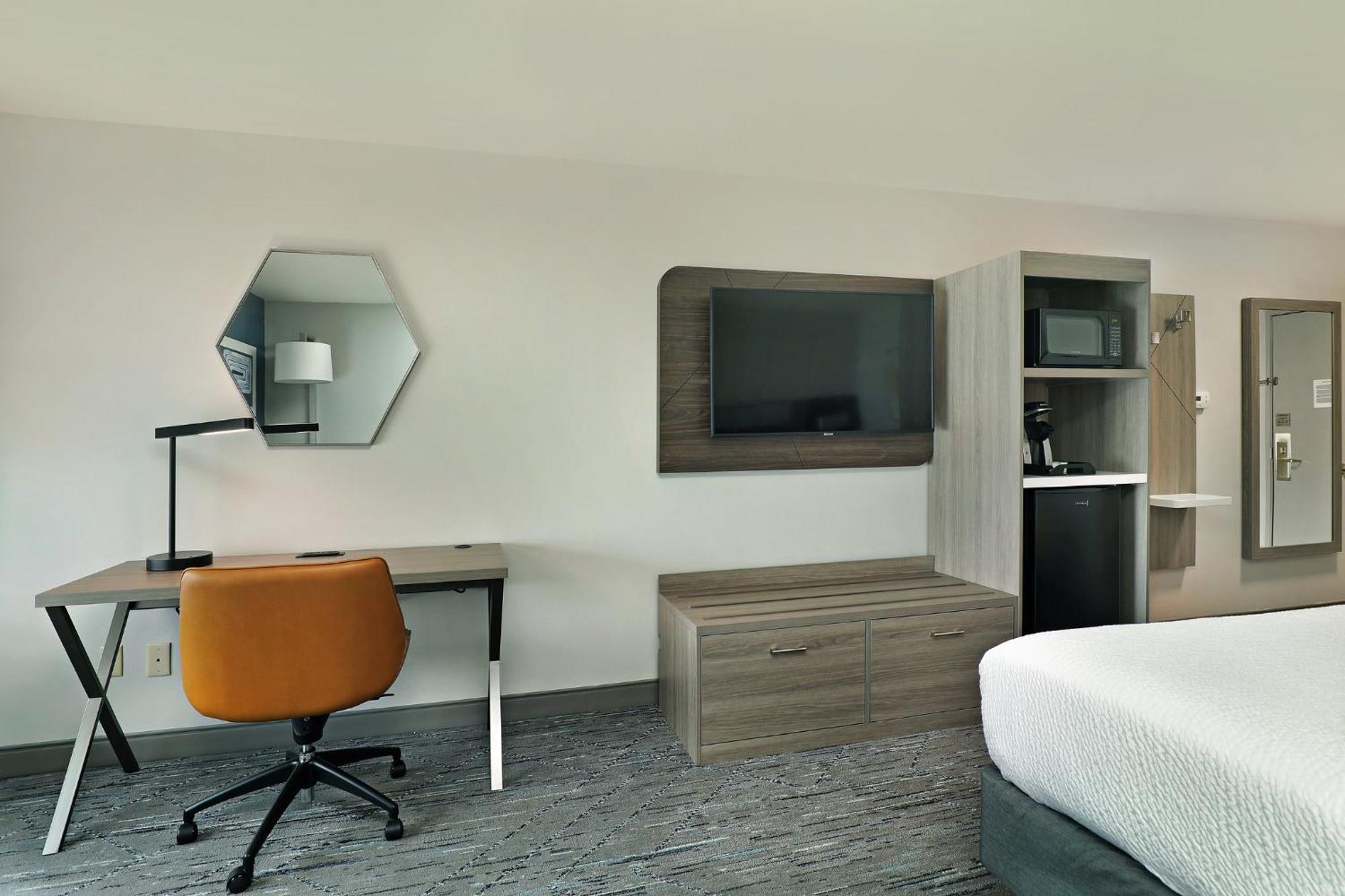 Holiday Inn Express Hotel & Suites Milwaukee-New Berlin By Ihg Exterior photo